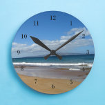 Reloj Redondo Mediano Bonito Ocean Tide<br><div class="desc">Este hermoso reloj es perfecto para decorar una bonita casa de playa. Pequeñas olas azules se sumergen en una magnífica playa bajo las nubes de las bonitos. Me encanta la costa.</div>