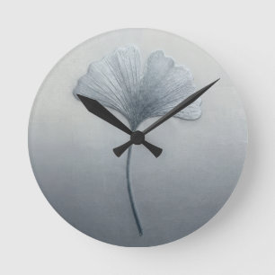 Reloj Redondo Mediano Bordado Texturizado 3D Hoja de Ginkgo Gris Azul