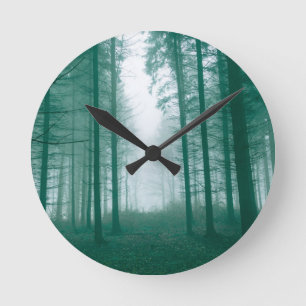 Reloj Redondo Mediano Bosque de fantasía con niebla en verde