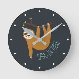 Reloj Redondo Mediano Botón Adorable Slots "Hang in There"