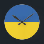Reloj Redondo Mediano Botón Bandera de Ucrania<br><div class="desc">La bandera de Ucrania es una bandera de dos bandas horizontales de igual tamaño de azul y amarillo. La parte superior representa el cielo y el amarillo representa el trigo. 
 La bandera nacional de Ucrania</div>