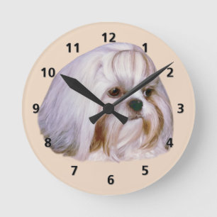 Reloj Redondo Mediano Brindle y Perro Shih Tzu blanco