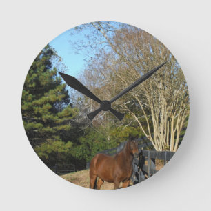 Reloj Redondo Mediano Brown Horse against a Fence