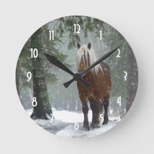 Reloj Redondo Mediano Brown Horse in a Winter Forest with Snow Falling