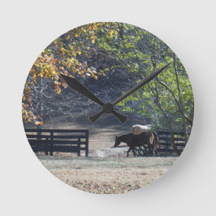Reloj Redondo Mediano Brown Horse walking through Fence