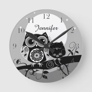 Reloj Redondo Mediano Búhos lindos del flower power y nombre de encargo
