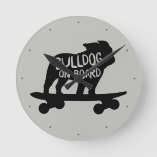Reloj Redondo Mediano Bulldog a bordo   Skateboarding Dog Silhouette