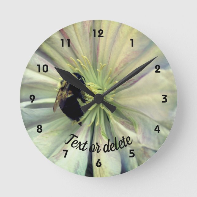 Reloj Redondo Mediano Bumble Bee En Flor Clematis Personalizado (Anverso)