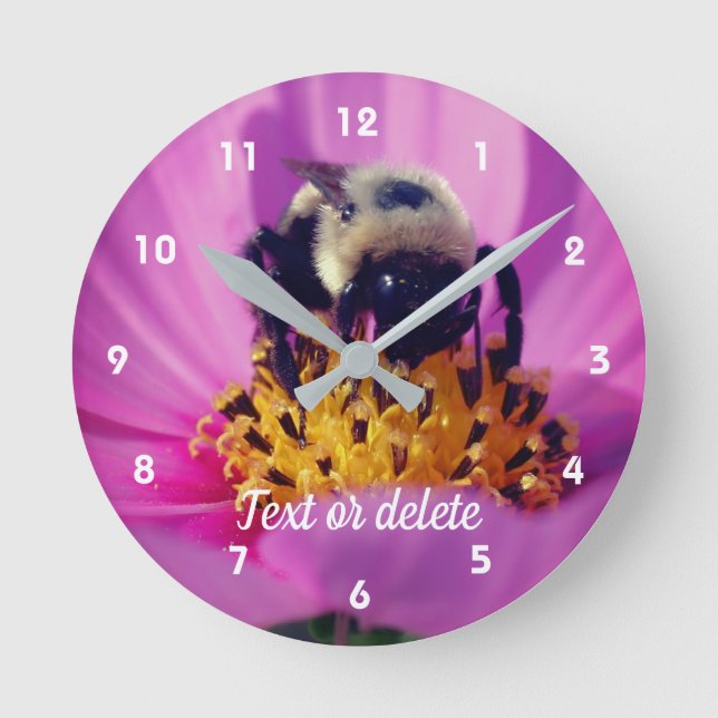 Reloj Redondo Mediano Bumble Bee On Cosmos Flower Personalized (Anverso)