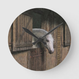 Reloj Redondo Mediano Caballo gris en la puerta estable