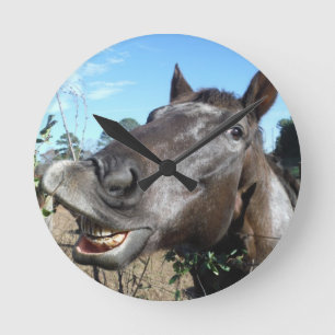 Reloj Redondo Mediano Caballo marrón de cara divertida