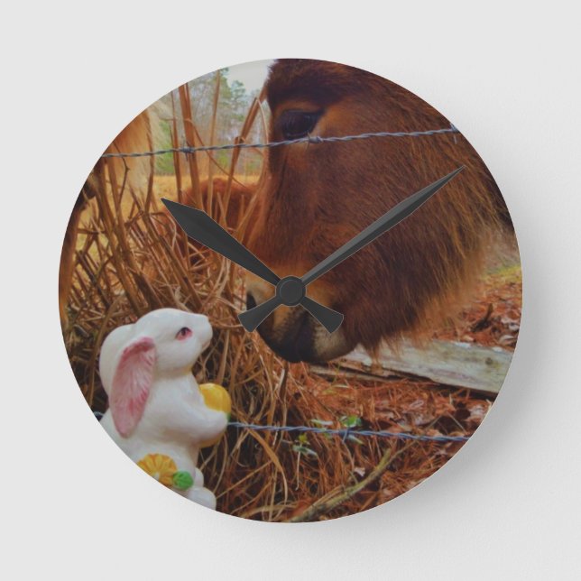Reloj Redondo Mediano Caballo marrón en miniatura y conejo de Pascua (Anverso)