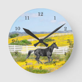 Reloj Redondo Mediano Caballo negro corriendo en campo de flores