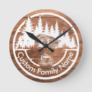 Reloj Redondo Mediano Cabaña Rústica de Campo | Nombre de Familia Person