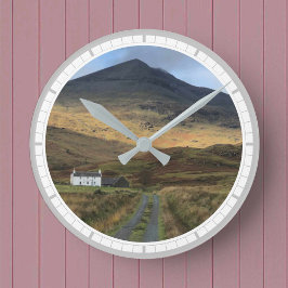 Reloj Redondo Mediano Cabaña y montaña en la isla de Mull, Escocia