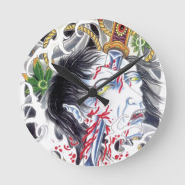 Reloj Redondo Mediano Cabeza grotesca y espada