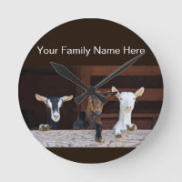 Cabras personalizados en una valla de madera