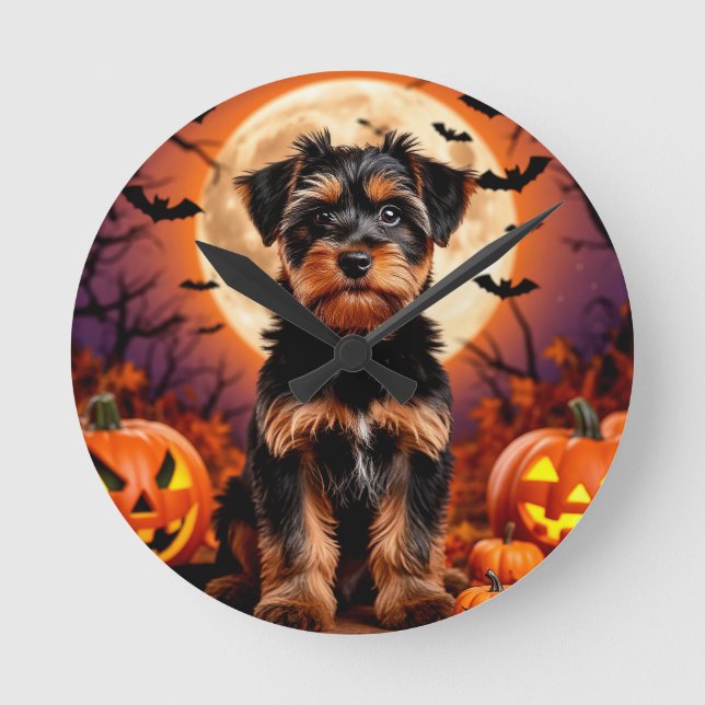 Reloj Redondo Mediano Cachorro adorable con fondo de Halloween (Anverso)