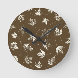 Reloj Redondo Mediano Caer hojas de arce sobre marrón - sin costuras.