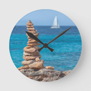 Reloj Redondo Mediano Cairn at the Mediterranean sea
