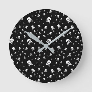 Reloj Redondo Mediano Calaveras de piratas blancos de Littles sobre fond