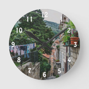 Reloj Redondo Mediano Calle estrecha de piedra en Dubrovnik