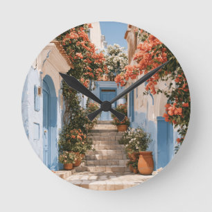 Reloj Redondo Mediano Callejón mediterráneo soleado con puertas azules