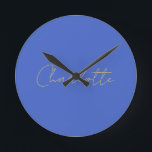 Reloj Redondo Mediano Calligrafía Color dorado Deep Royal Custom Name<br><div class="desc">Si buscas un diseño simple,  legible y minimalista,  esto es para ti.</div>