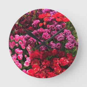 Reloj Redondo Mediano Cama de jardín de tulipanes roja, púrpura y rosa, 