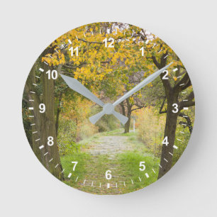 Reloj Redondo Mediano Camino en otoño