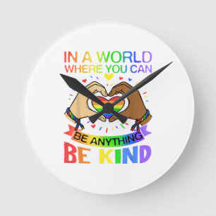Reloj Redondo Mediano Camiseta de Conciencia de Igualdad de Arcoiris de