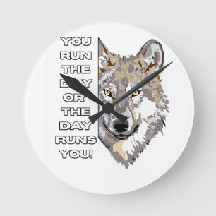 Reloj Redondo Mediano Camiseta de lobo con cita motivacional - Tú corres