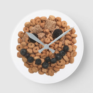 Reloj Redondo Mediano Cara sonriente linda de la fruta y del cereal