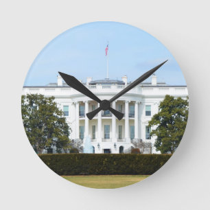 Reloj Redondo Mediano Casa Blanca Desde El Césped