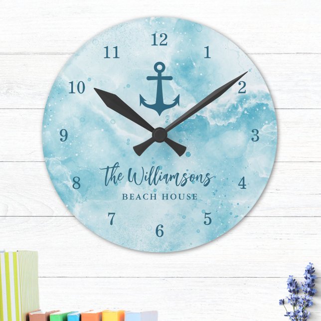 Reloj Redondo Mediano Casa costera Verde azulada de playa azul monograma (COASTAL WALL CLOCK)