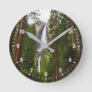 Reloj Redondo Mediano Cascada Yosemite a través del bosque