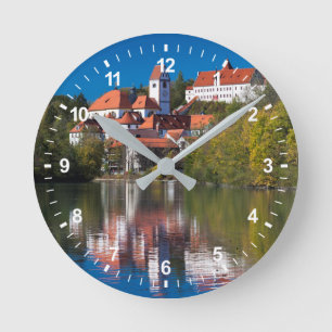 Reloj Redondo Mediano Castillo y Abby junto al río
