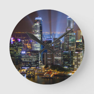 Reloj Redondo Mediano Centro de Singapur de noche
