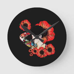 Reloj Redondo Mediano Chica de tatuaje entre las flores de amapola Arte
