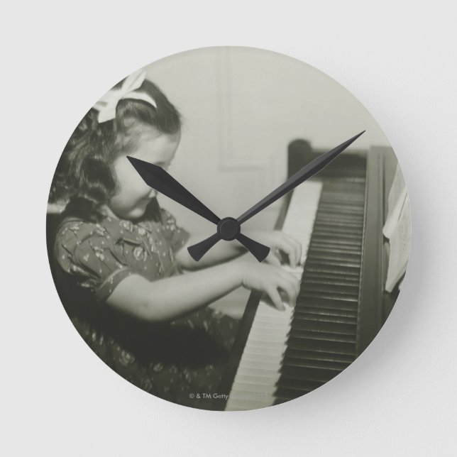 Reloj Redondo Mediano Chica jugando al piano (Anverso)