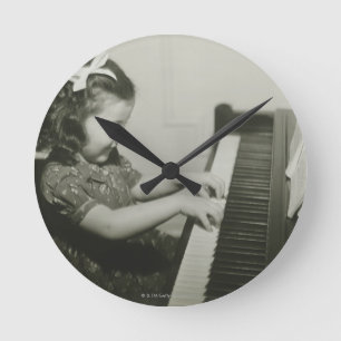 Reloj Redondo Mediano Chica que juega el piano