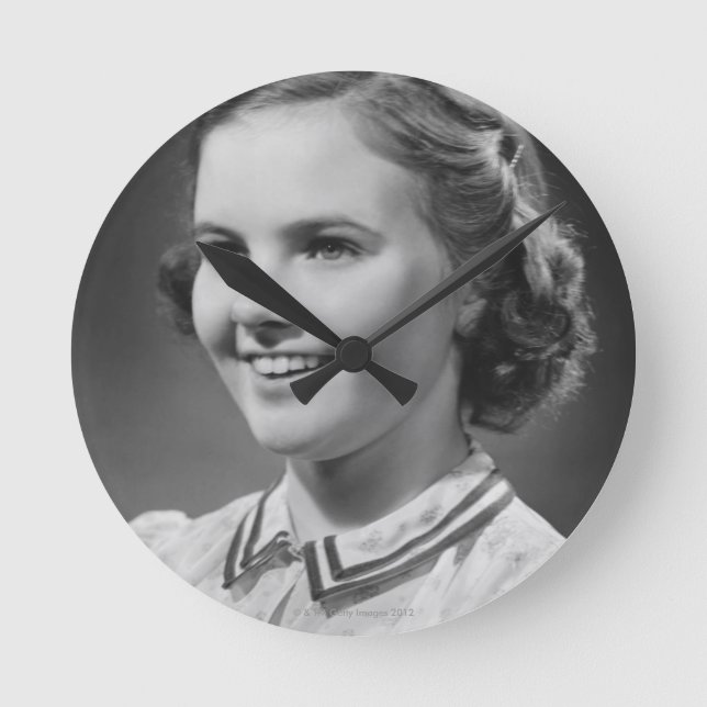 Reloj Redondo Mediano Chica que presenta en estudio (Anverso)