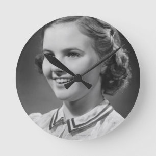 Reloj Redondo Mediano Chica que presenta en estudio