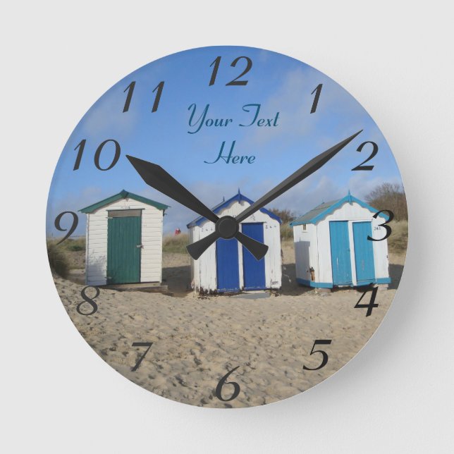 Reloj Redondo Mediano cielos azules de la playa inglesa y chozas de la (Anverso)
