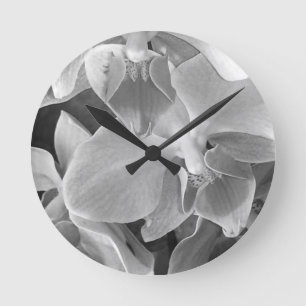 Reloj Redondo Mediano Cierre de las flores de orquídeas en escala gris
