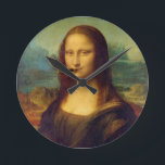 Reloj Redondo Mediano Cigar Smoker Mona Lisa Fumando Puffing<br><div class="desc">¿Amar el arte fino? ¿Amar los puros? ¿Por qué no amar a los dos juntos? Este reloj divertido hace sonreír a cualquier amante de los puros... o la mayoría de los amantes del arte fino sonríen... consiga uno para ese amante de los cigarros que conoce (o es usted mismo).</div>