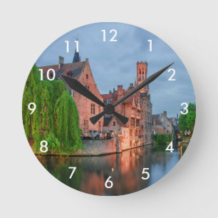 Reloj Redondo Mediano Ciudad antigua y torre Belfry de noche en Brujas