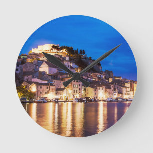 Reloj Redondo Mediano Ciudad croata de Sibenik de noche