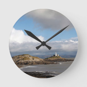 Reloj Redondo Mediano Coastal landscape and lighthouse