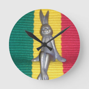 Reloj Redondo Mediano Conejo en Colores Rasta: Un Toque Groovy